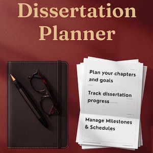 Könnte beinhalten: Ein dunkelbraunes Notizbuch mit Gummiband, ein schwarzer Stift und eine Brille in Schildpattoptik neben einem Stapel weißer Papierblätter. Das Papier enthält den Text: Plan your chapters and goals, Track dissertation progress, Manage Milestones & Schedules.