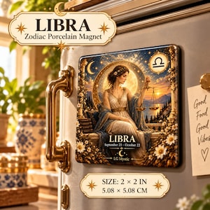 Könnte beinhalten: Ein quadratischer Porzellanmagnet mit einer Waage-Sternzeichen-Illustration, die eine Person mit einer Waage vor einer Mondlandschaft zeigt. Der Text lautet LIBRA, September 23 - October 22 und LG Mystic. Der Magnet misst 5,08 mal 5,08 cm.
