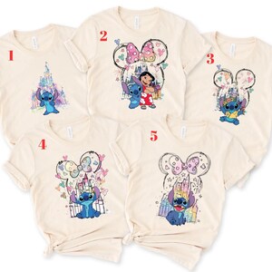 Pu&ograve; includere: Cinque magliette color crema con diversi disegni di Stitch e castello Disney. Ogni maglietta presenta una grafica unica, tra cui Stitch con un castello, Stitch con Lilo e Stitch con una corona floreale.