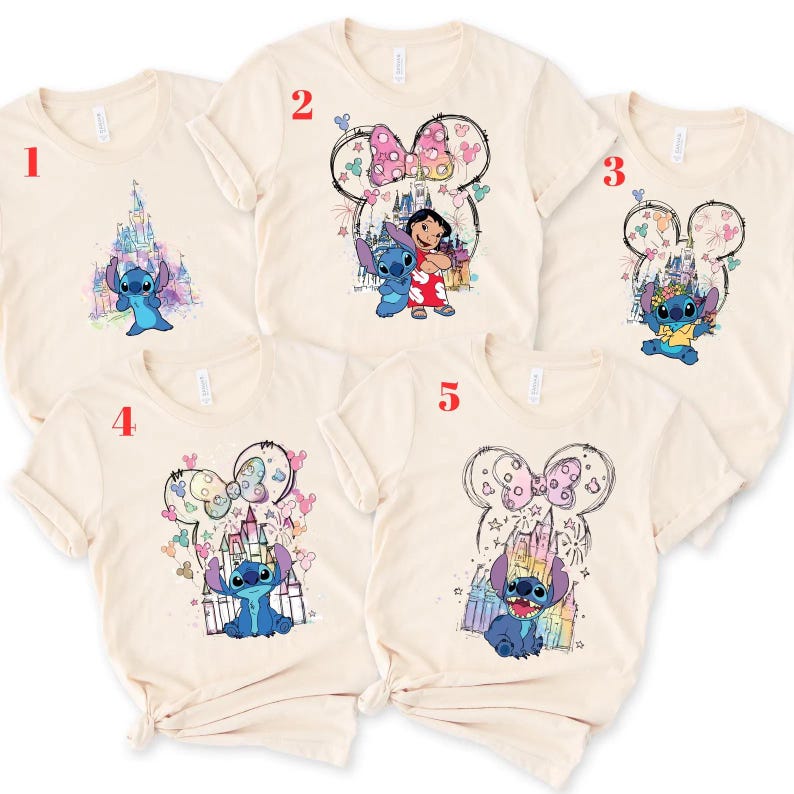 Pu&ograve; includere: Cinque magliette color crema con diversi disegni di Stitch e castello Disney. Ogni maglietta presenta una grafica unica, tra cui Stitch con un castello, Stitch con Lilo e Stitch con una corona floreale.