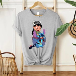 Może przedstawiać: Zestaw trzech ceramicznych kubk&oacute;w z nakrapianym, matowym wykończeniem. Kubki są w odcieniach kremu, jasnoszarym i ciemnoszarym. Każdy kubek ma prosty, minimalistyczny design i zaokrąglony uchwyt. Kubki są ułożone jeden na drugim.