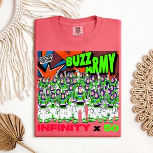 Puede incluir: Una camiseta de color coral con un gr&aacute;fico de Buzz Lightyear y el texto "BUZZ ARMY" en verde y naranja. El gr&aacute;fico incluye el texto "COLLECTORS EDITION" e "INFINITY x 50".