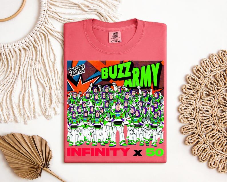 Puede incluir: Una camiseta de color coral con un gr&aacute;fico de Buzz Lightyear y el texto "BUZZ ARMY" en verde y naranja. El gr&aacute;fico incluye el texto "COLLECTORS EDITION" e "INFINITY x 50".