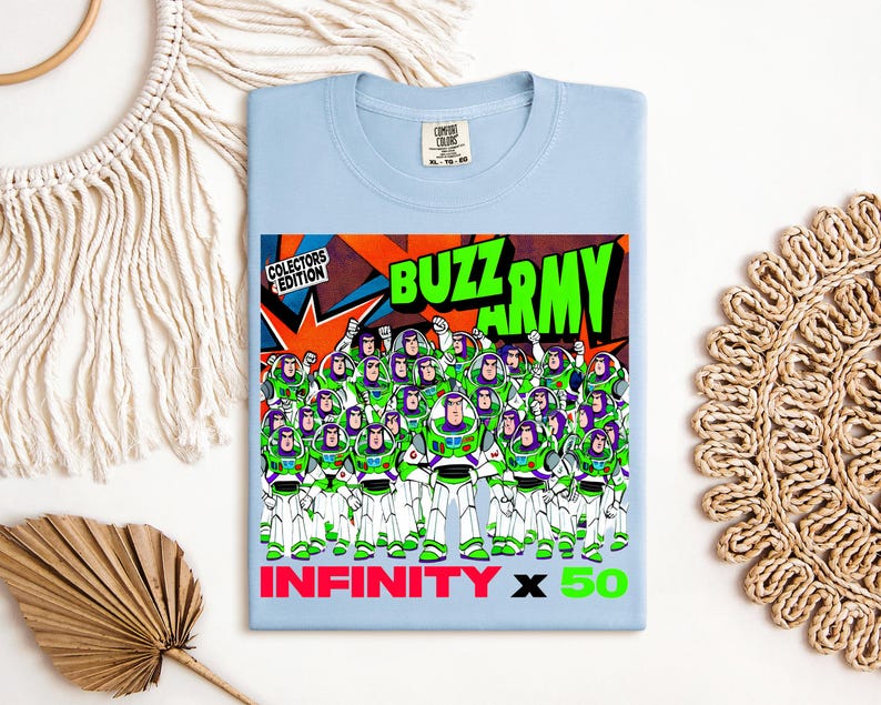 Puede incluir: Camiseta azul claro con un gr&aacute;fico de Buzz Lightyear y el texto "BUZZ ARMY" en verde, con "INFINITY x 50" en rojo y verde. El gr&aacute;fico incluye m&uacute;ltiples figuras de Buzz Lightyear en verde y blanco.
