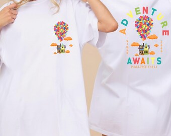 Camiseta "La aventura te espera" con diseño de casa de globos, linda camiseta de viaje de aventura, camiseta inspirada en dibujos animados retro, camiseta colorida para vacaciones,
