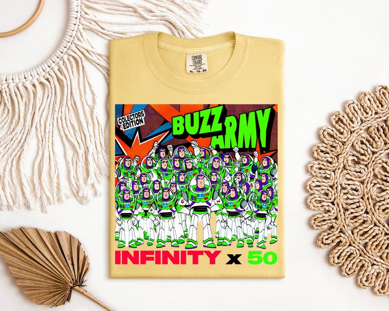 Puede incluir: Camiseta amarillo claro con un dise&ntilde;o de Buzz Lightyear y el texto "BUZZ ARMY". El dise&ntilde;o incluye m&uacute;ltiples figuras de Buzz Lightyear en verde y blanco, con "INFINITY x 50" en la parte inferior. Es una edici&oacute;n de coleccionista.