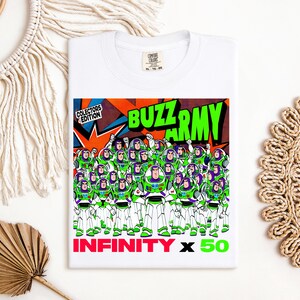 Puede incluir: Camiseta blanca con un gr&aacute;fico colorido del Ej&eacute;rcito de Buzz Lightyear. El dise&ntilde;o incluye las palabras "BUZZ ARMY" en verde, "INFINITY x 50" en rojo y "COLLECTORS EDITION".