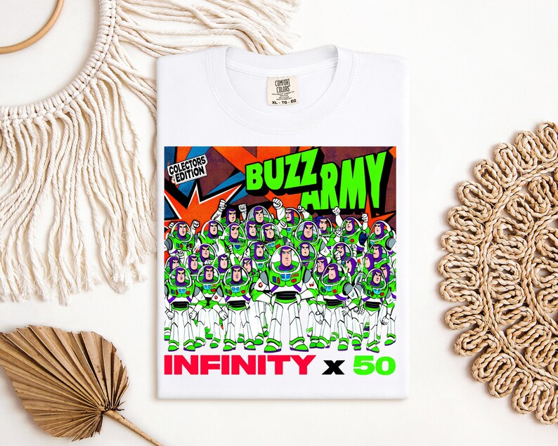 Puede incluir: Camiseta blanca con un gr&aacute;fico colorido del Ej&eacute;rcito de Buzz Lightyear. El dise&ntilde;o incluye las palabras "BUZZ ARMY" en verde, "INFINITY x 50" en rojo y "COLLECTORS EDITION".