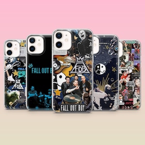Può includere: Diverse custodie per telefono con un design a collage che mostra la band Fall Out Boy. Le custodie presentano immagini della band, copertine di album e il logo della band. Le custodie sono in vari colori e design.