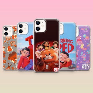 Può includere: Una collezione di custodie trasparenti per telefoni con grafiche colorate del film d'animazione "Turning Red". I disegni includono personaggi e il titolo del film. Le custodie sono esposte su uno sfondo rosa tenue.