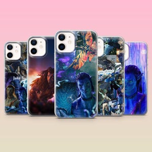 Puede incluir: Cinco fundas transparentes para teléfono con imágenes de la película Avatar. Las fundas muestran varios personajes y escenas en tonos azules, naranjas y morados. El texto "Jake Sully" es visible en una funda.