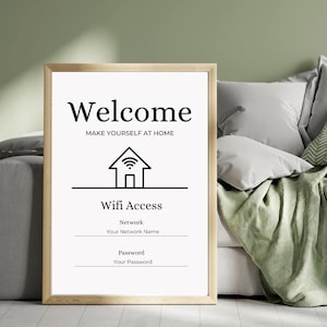 Könnte beinhalten: Ein rechteckiger Holzrahmen mit einem weißen Schild, das den schwarzen Text Welcome, Make Yourself At Home, Wifi Access, Network, Your Network Name, Password und Your Password sowie eine schwarze Strichzeichnung eines Hauses zeigt.