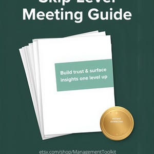 Könnte beinhalten: Ein Stapel weißer Papiere mit dem Titel "Skip-Level Meeting Guide" in weißer Schrift auf einem dunkelgrünen Hintergrund. Die Papiere haben ein türkisfarbenes Banner mit dem Text "Build trust & surface insights one level up". Eine goldene Münze mit "Instant Download" ist ebenfalls vorhanden.