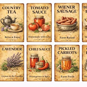 Pode incluir: Uma coleção de oito sinais de comida e bebida em estilo vintage. Os sinais apresentam ilustrações de chá do campo, molho de tomate, salsicha vienense, biscoitos de leitelho, lavanda, molho de pimenta, cenouras em conserva e uma cozinha campestre. Cada sinal tem texto.