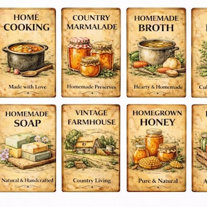 Pode incluir: Uma coleção de oito sinais de estilo vintage com vários temas. Os sinais apresentam ilustrações e texto como "Home Cooking", "Country Marmalade", "Homemade Broth", "Fresh Herbs", "Homemade Soap", "Vintage Farmhouse", "Homegrown Honey" e "Locally Made".