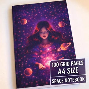 Könnte beinhalten: Ein A4-Notizbuch mit einem lila Weltraum-Design. Der Einband zeigt eine Frau mit roten Haaren, Planeten und Sterne. Es enthält 100 karierte Seiten. Der Text "SPACE NOTEBOOK" ist sichtbar.