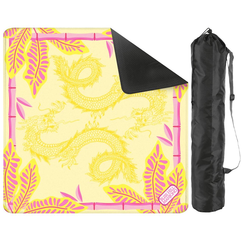 Pu&ograve; includere: Un tappetino da yoga con sfondo giallo e design a drago giallo. Il tappetino ha un bordo rosa e giallo con motivi di bamb&ugrave; e foglie. &Egrave; inclusa una borsa da trasporto nera.