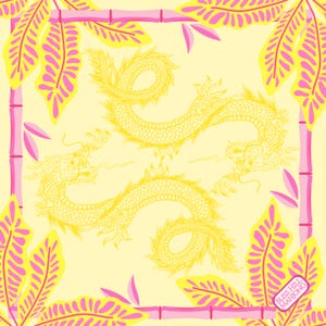 Pu&ograve; includere: Una sciarpa quadrata con sfondo giallo raffigurante due draghi gialli. La sciarpa ha un bordo rosa e giallo con disegni di bamb&ugrave; e foglie. Il testo "BLISS HILL MAHONIO" si trova nell'angolo in basso a destra.