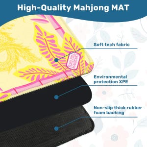 Pu&ograve; includere: Un tappetino da Mahjong di alta qualit&agrave; con un design floreale giallo e rosa. Il tappetino presenta un morbido tessuto tecnico, protezione ambientale XPE e un supporto in schiuma di gomma spessa antiscivolo. Il testo "BLISS HILL MAHJONO" &egrave; visibile.