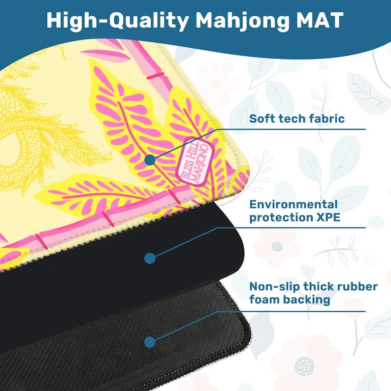 Pu&ograve; includere: Un tappetino da Mahjong di alta qualit&agrave; con un design floreale giallo e rosa. Il tappetino presenta un morbido tessuto tecnico, protezione ambientale XPE e un supporto in schiuma di gomma spessa antiscivolo. Il testo "BLISS HILL MAHJONO" &egrave; visibile.