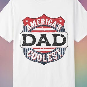 Maglietta per la Festa del Papà, Maglietta "Il papà più cool d'America" / Maglietta con scudo patriottico per papà, Maglietta Comfort Colors®