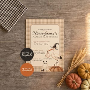 Pode incluir: Um modelo de convite retangular para chá de bebê com borda xadrez bege, uma cegonha usando chapéu de bruxa, um gato fantasma e uma abóbora. O texto diz: Please join us for Oliver James's Pumpkin Baby Shower, Oct 24, 2 PM, Hollow Farm.