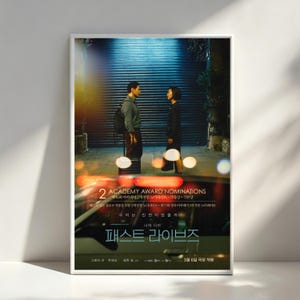 Pode incluir: Um cartaz de filme de Past Lives mostrando duas pessoas frente a frente diante de uma porta de persiana azul-escura. O cartaz inclui texto em inglês e coreano, com o título Past Lives e 2 Academy Award Nominations.