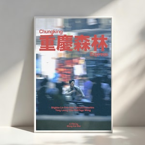 Könnte beinhalten: Ein rechteckiges Filmplakat für Chungking Express mit einer bewegungsunscharfen städtischen Straßenszene und einer zentralen Figur in einer hellen Jacke. Der Text enthält den Titel auf Englisch und Chinesisch, Darsteller und Regisseur.