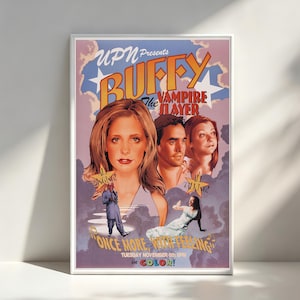 Puede incluir: Un póster enmarcado de "Buffy Cazavampiros" con el título del programa en letras grandes y estilizadas. El póster incluye imágenes de los personajes principales y el texto "Once More, With Feeling" y "Tuesday November 6th 8PM in COLOR!"