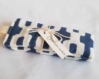 Lavendelsäckchen Set - Handgemachtes Gastgeschenk - 2 Säckchen - Natürlicher getrockneter Lavendel - Annie Selke - Links - Blau