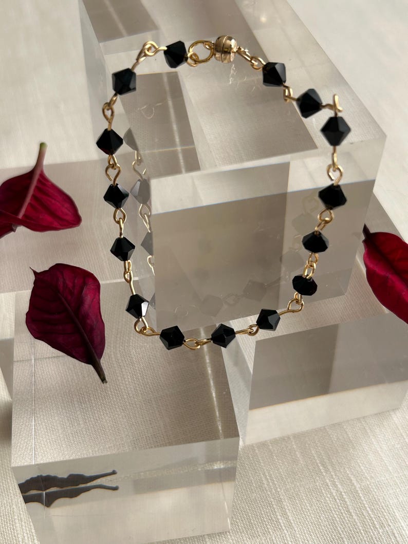 Pulsera clásica de azabache trinitense, cuentas de vidrio negro facetadas, amuleto de protección caribeño. imagen 8