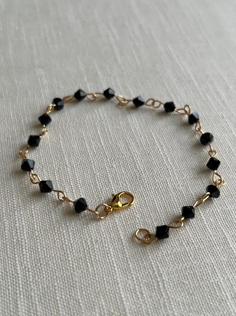 Pulsera clásica de azabache trinitense, cuentas de vidrio negro facetadas, amuleto de protección caribeño. imagen 11
