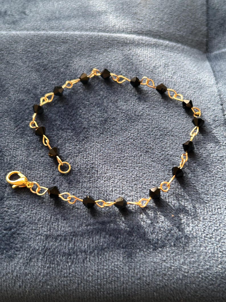Pulsera clásica de azabache trinitense, cuentas de vidrio negro facetadas, amuleto de protección caribeño. imagen 12
