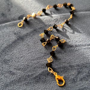 Pulsera clásica de azabache trinitense, cuentas de vidrio negro facetadas, amuleto de protección caribeño. imagen 13