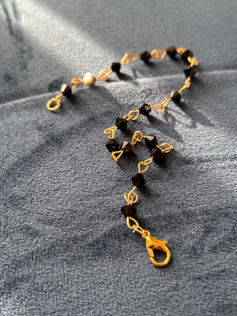 Pulsera clásica de azabache trinitense, cuentas de vidrio negro facetadas, amuleto de protección caribeño. imagen 13