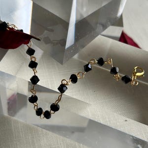 Pulsera clásica de azabache trinitense, cuentas de vidrio negro facetadas, amuleto de protección caribeño. imagen 14