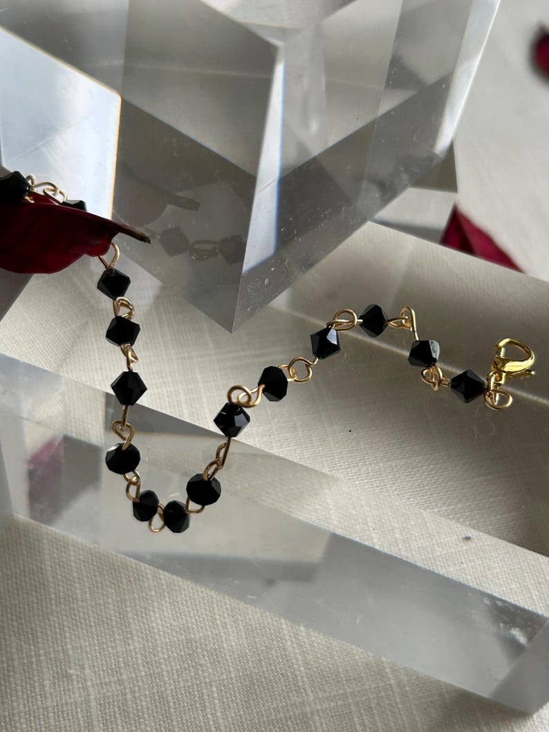Pulsera clásica de azabache trinitense, cuentas de vidrio negro facetadas, amuleto de protección caribeño. imagen 14