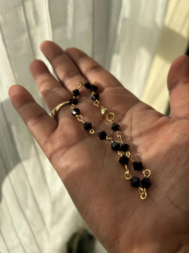 Pulsera clásica de azabache trinitense, cuentas de vidrio negro facetadas, amuleto de protección caribeño. imagen 9