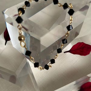 Pulsera clásica de azabache trinitense, cuentas de vidrio negro facetadas, amuleto de protección caribeño. imagen 4
