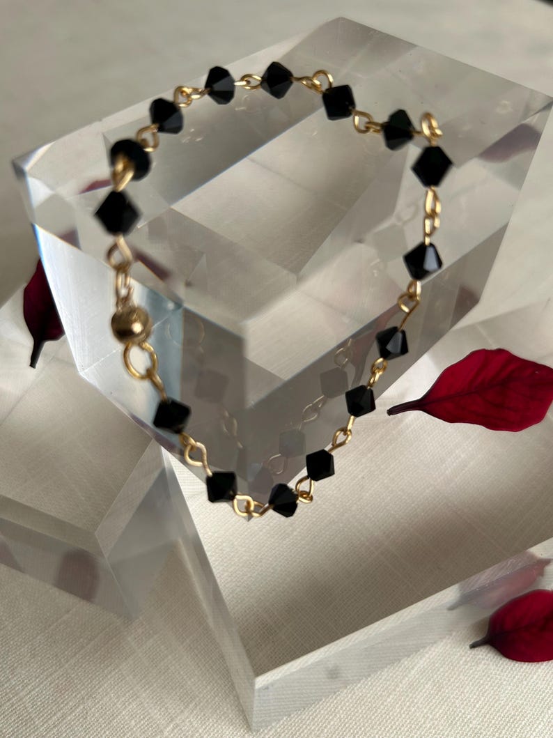 Pulsera clásica de azabache trinitense, cuentas de vidrio negro facetadas, amuleto de protección caribeño. imagen 4