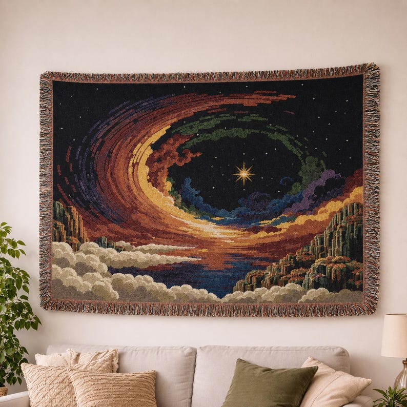 Peut inclure: Une tapisserie tiss&eacute;e rectangulaire repr&eacute;sentant une sc&egrave;ne nocturne c&eacute;leste avec une &eacute;toile centrale brillante, des nuages tourbillonnants color&eacute;s dans des tons orange, violet et bleu, et des sommets rocheux au-dessus de nuages blancs.