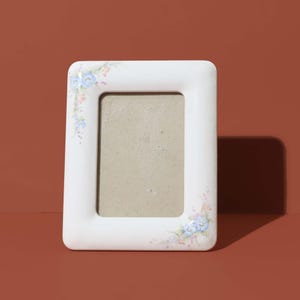Vintage Ceramic Floral Picture Frame: Retro Tabletop Decor