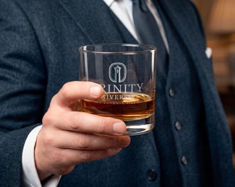 Szklanka do whisky z grawerowanym logo maskotki Uniwersytetu Trinity i tygrysa – prezent dla absolwentów