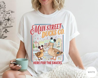 Camiseta Comfort Colors Main Street Ducks Co, Camiseta Here For The Snacks, Conjunto de vacaciones familiares con patitos adorables para amantes de los animales Travel Crew
