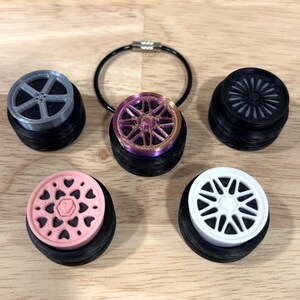 Fidget-nyckelring med fälg och däck, 3D-utskriven - Anpassade alternativ tillgängliga
