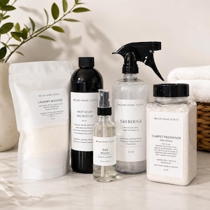 Puede incluir: Una colección de productos de limpieza Belvie Home Scents que incluye una bolsa blanca de Laundry Booster, una botella negra de Mop Soap, un atomizador pequeño, un atomizador grande de 540 Rouge y un frasco cuadrado de Carpet Freshener.