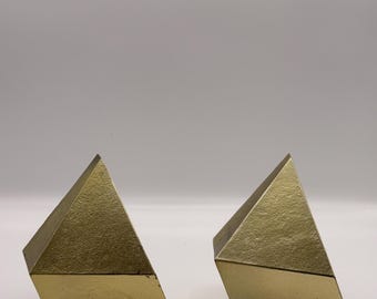 Vintage messing geometrische boekensteunen, moderne piramide boekensteunen uit het midden van de eeuw, Hollywood Regency decor, sculpturale gouden plank decorset