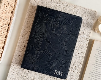 Personalized Black Floral Kindle Case, Embossed Botanical Leather Cover, Monogram E-Reader Gift, Auto Wake Sleep for Paperwhite