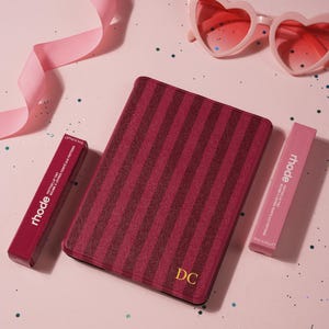 Custodia per Kindle a righe rosse e rosa con retro magnetico, cover a righe colorate per Paperwhite di 11a e 12a generazione e Kobo, regalo perfetto per gli amanti dei libri.
