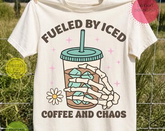 Halloween PNG, Impulsado por café helado, vaso de café y caos PNG, descarga de diseño de sublimación de mano de esqueleto de temporada espeluznante